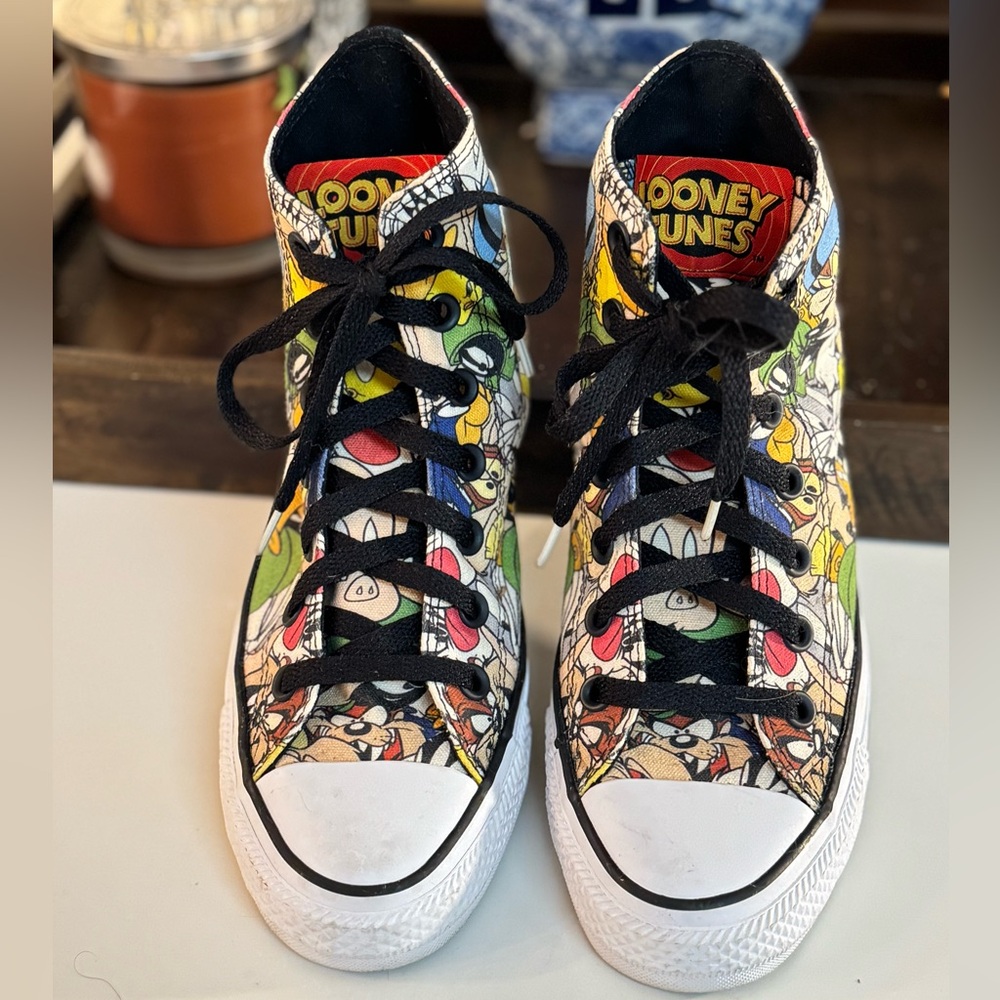 Converse Chuck Taylor retired limited edition Looney Tunes excellent cond.unisex
